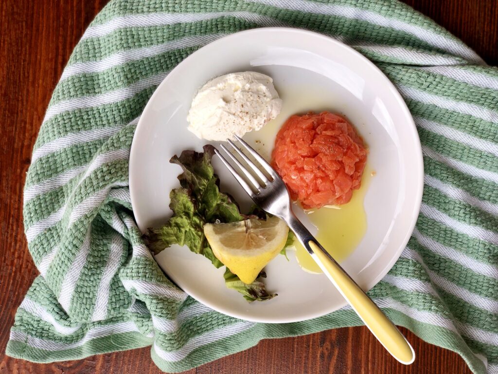 Tartare di trota salmonata affumicata e crema acida