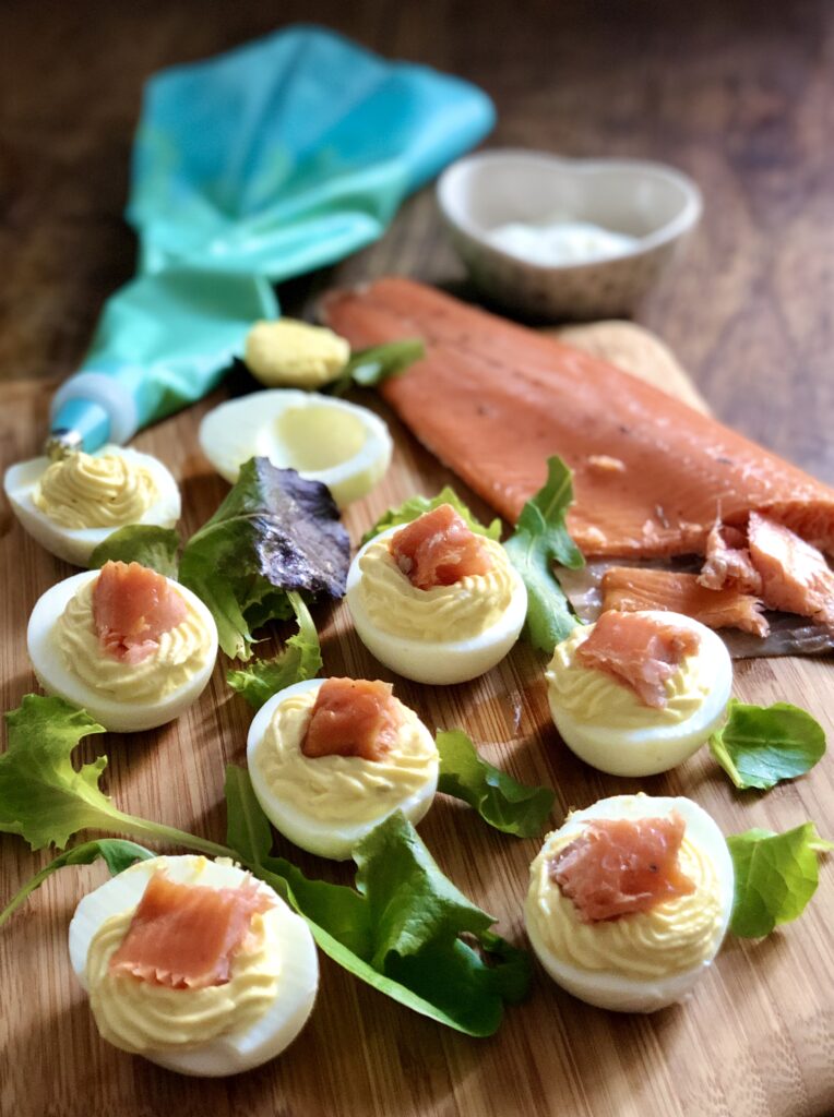 Uova sode ripiene di yogurt con dadini di trota affumicata