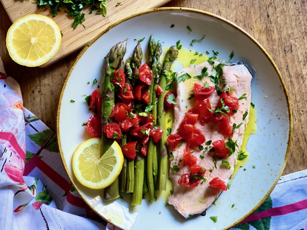 Trota Salmonata con Asparagi e Pomodorini