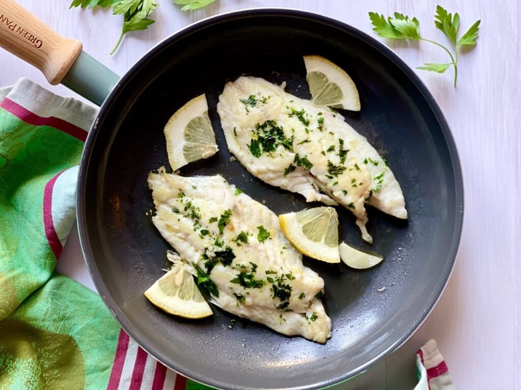 Filetti di orata in padella con aglio e prezzemolo