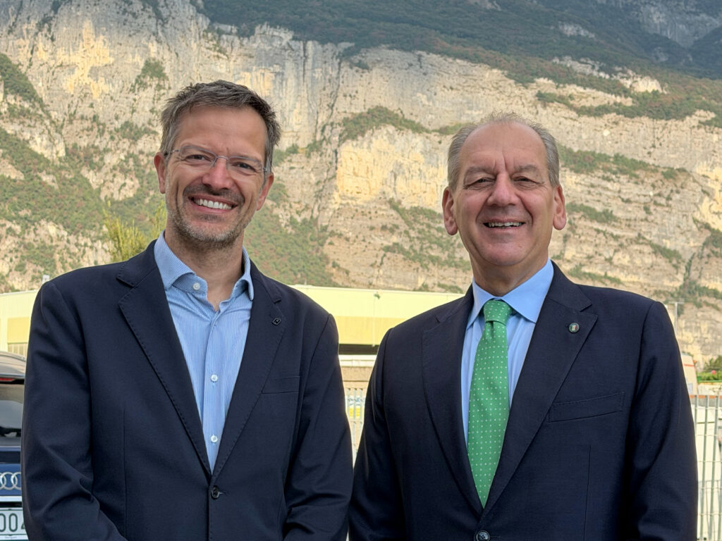 Matteo Leonardi, Presidente API, con il Sottosegretario Patrizio La Pietra presso OP Astro a Lavis.